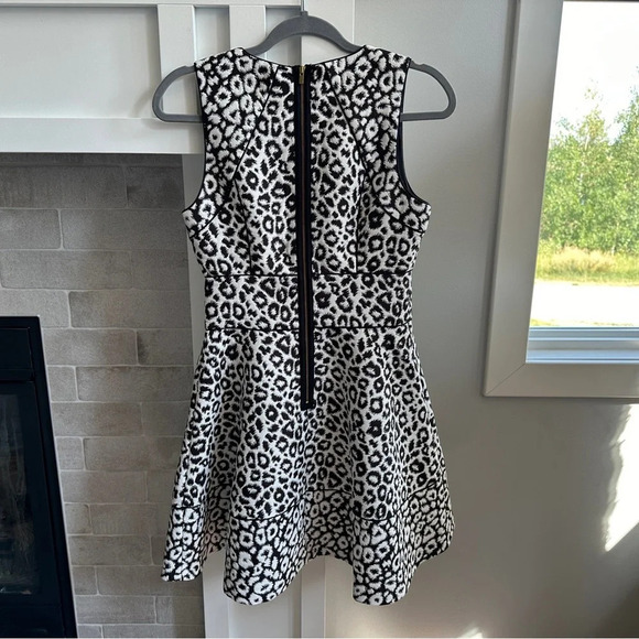 BANANA REPUBLIC LEOPARD JACQUARD FIT-AND-FLARE  DRESS| Size 2 - Picture 3 of 3